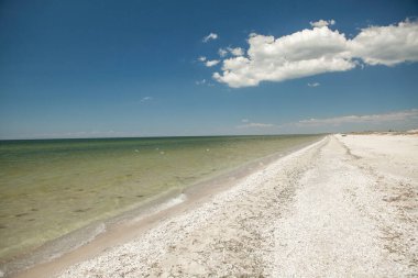 Yazın mavi gökyüzüne karşı ıssız deniz kıyısında