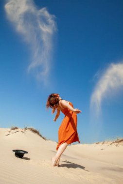Yazın kadın duygusal olarak çöle kum atıyor.