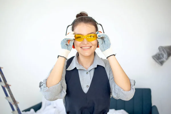 Joven Mujer Morena Gafas Guantes Auriculares Sonriendo Lista Para Trabajar — Foto de Stock