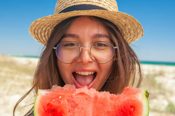 Mujer Joven Gafas Sombrero Paja Comiendo Sandía Fresca Fondo Costa — Foto de Stock