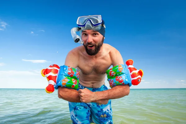 Homem Com Uma Barba Uma Máscara Snorkel Snorkel Fica Molhado — Fotografia de Stock