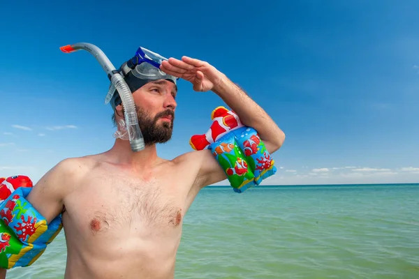 Hombre Con Una Barba Una Máscara Snorkel Snorkel Mantiene Húmedo — Foto de Stock