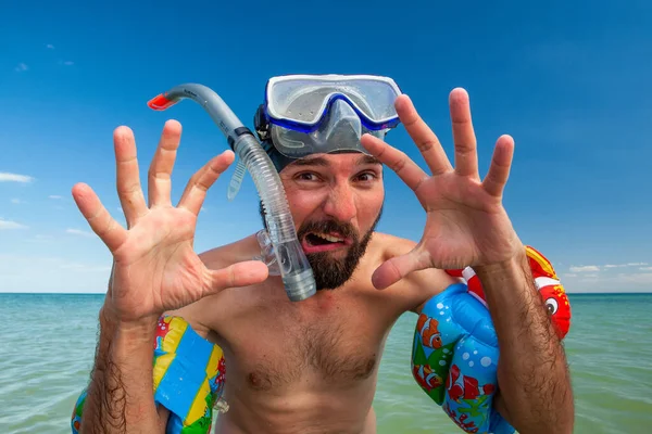 Homem Com Uma Barba Uma Máscara Snorkel Snorkel Fica Molhado — Fotografia de Stock
