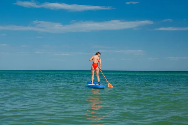 Una Joven Con Traje Baño Rojo Fondo Del Mar Está — Foto de Stock