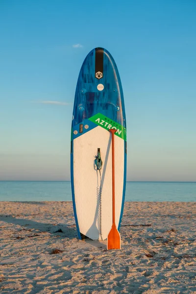 Prancha Surf Saindo Areia Junto Mar Verão Esperando Ondas — Fotografia de Stock