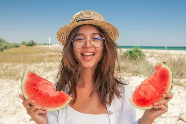 Mujer Joven Gafas Sombrero Paja Comiendo Sandía Fresca Fondo Costa — Foto de Stock