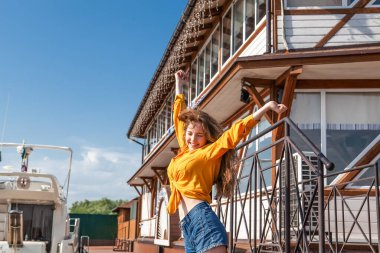 Yazın iskelede genç bir kadın.