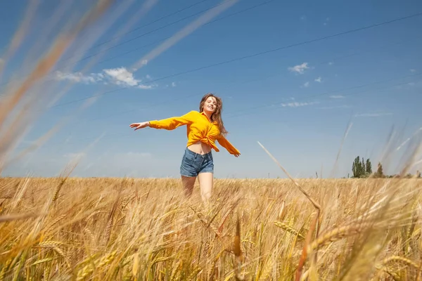 Junge Frau Kurzen Hosen Vor Blauem Himmel Und Gelben Reifen — Stockfoto