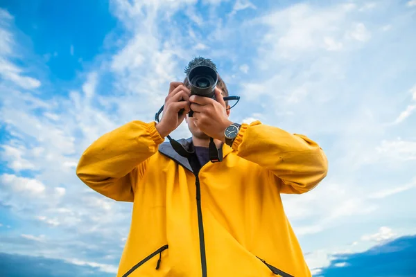 Muž Žluté Bundě Který Vysokém Kopci Moře Natáčí Létě Videokamerou — Stock fotografie