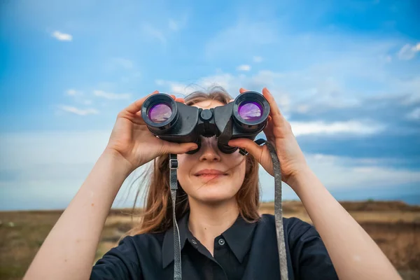 Junge Frau Auf Einem Hohen Hügel Meer Sommer Mit Ferngläsern — Stockfoto