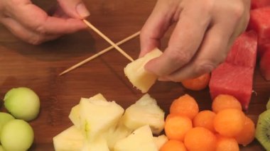 Taze meyve kebap yapmak