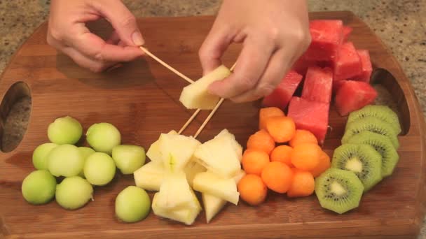 Виготовлення свіжих фруктів шашликів — стокове відео