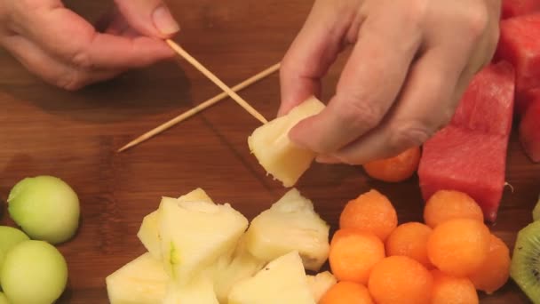 Hacer brochetas de fruta fresca — Vídeo de stock