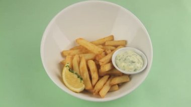 Kızarmış Balık Tartare ile hizmet veren