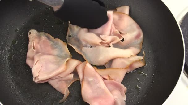 Schinken in Pfanne braten — Stockvideo