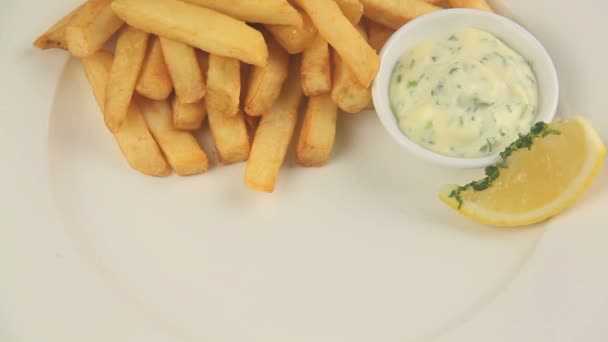 Servir pescado frito con pinzas — Vídeos de Stock