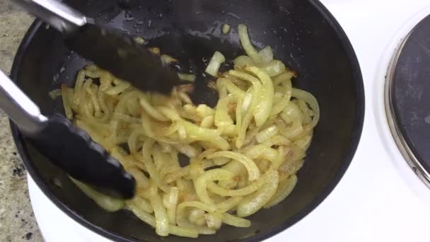 Friture oignons caramélisés dans une casserole — Video