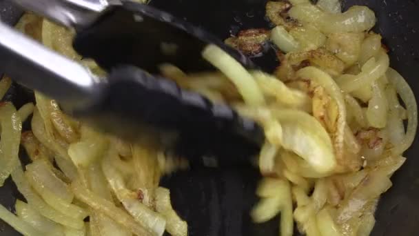 Karamelize soğan bir tavada kızartma — Stok video