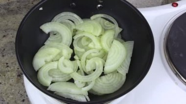 Çiğ soğan içinde A pan kızartma