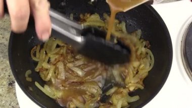 İçinde et suyu bir tavada Pişirme soğan
