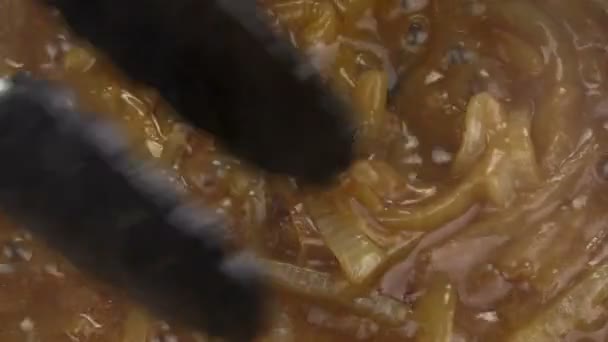 Sauce dans une casserole d'oignons — Video