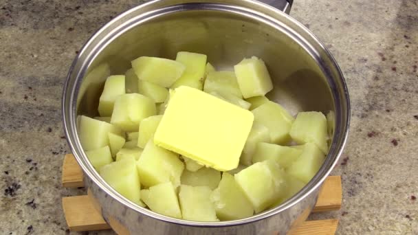 Att göra potatismos i kruka — Stockvideo