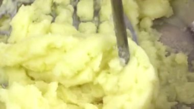 Tencereye patates püresi yapma