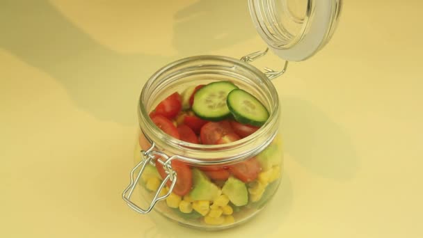 罐子里的沙拉 — 图库视频影像