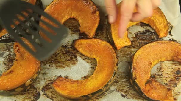 Girando fette di zucca al forno — Video Stock