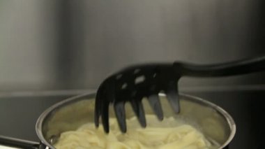 Bir tencerede makarna pişirme