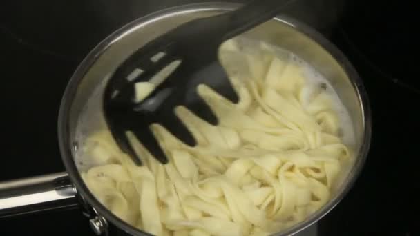 Matlagning pasta i en kastrull — Stockvideo