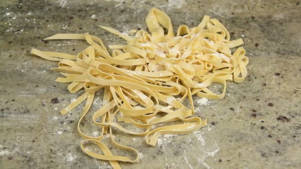 Aggiungere farina alla pasta appena fatta — Video Stock