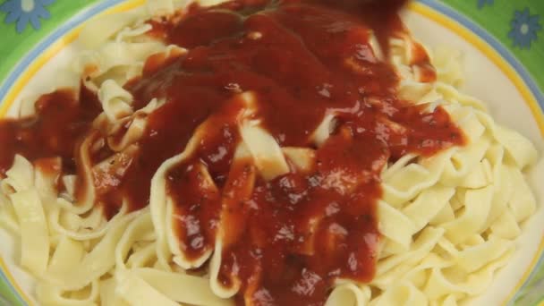 Готовить макароны в блюде — стоковое видео