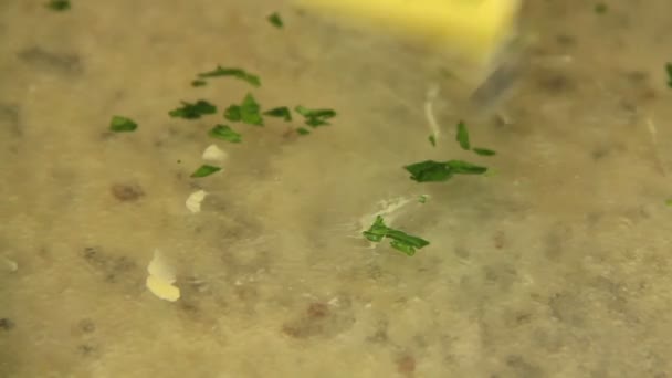 Añadir mantequilla a los champiñones rellenos al horno — Vídeo de stock
