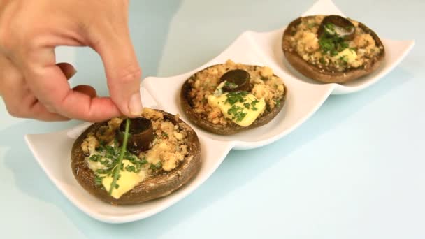 Champiñones rellenos con cebollino — Vídeos de Stock