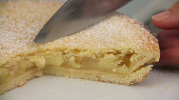 Rebanando un pastel de manzana recién horneado — Vídeo de stock