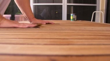 Ahşap bir masa zımpara kişi