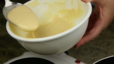 Gözleme karışımı kase dışarı scooped