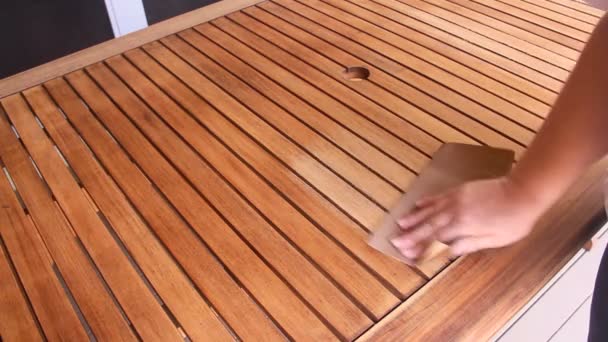 Persona lijando una mesa de madera — Vídeo de stock