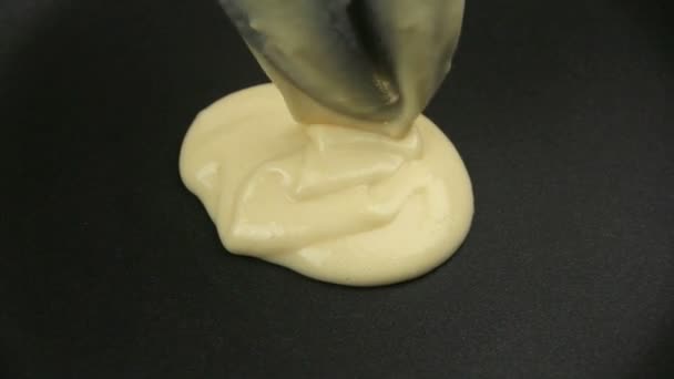 Mélange de crêpes mis dans une poêle à frire — Video