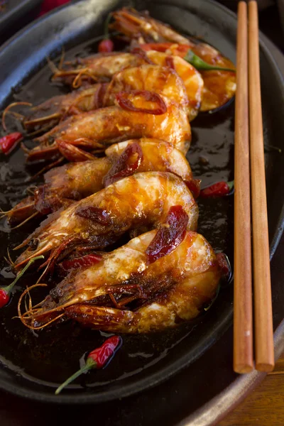 Delicious Asian sizzling chilli shrimps — Stock Photo, Image