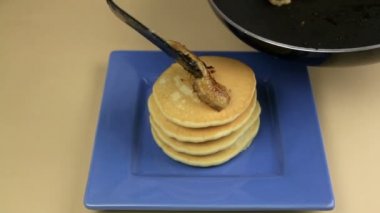 Muz krep yerken üzerine koyarak kişi