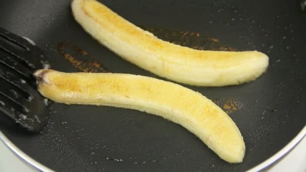 Fritando bananas fatiadas em panela — Vídeo de Stock