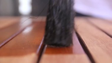 ahşap bir masa boyama boya fırçası