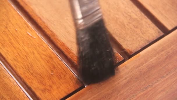 Pincel pintar una mesa de madera — Vídeo de stock