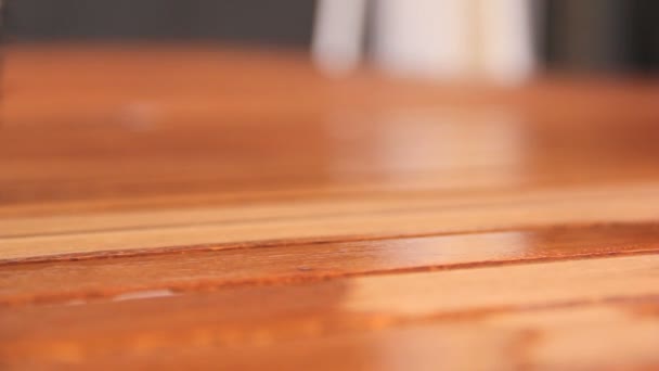 Фарба пензлем, що малює дерев'яний стіл — стокове відео
