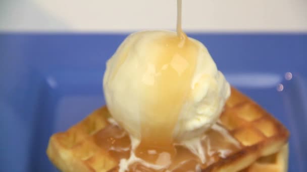 Karamellsoße auf eine Kugel Eis gießen — Stockvideo