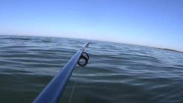Canna da pesca sopra l'acqua — Video Stock