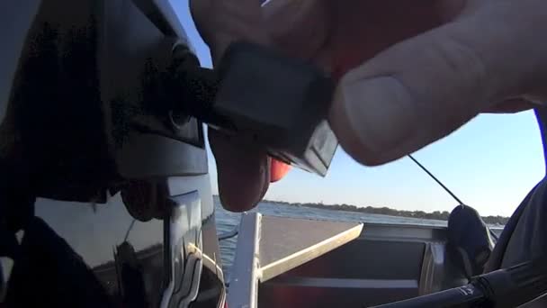 Quecksilber-Außenbordmotoren werden von Hand gestartet — Stockvideo