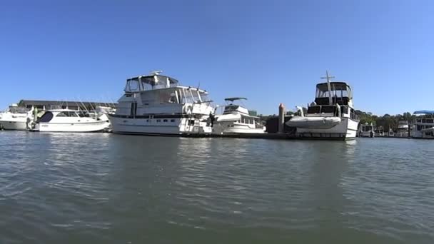 移动镜头的滨海船 — 图库视频影像